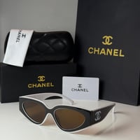 نظارة شانيل Cat Eye باللون الابيض والاسود وعدسة بن...