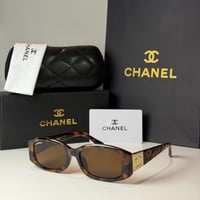 نظارة شانيل باللون التايقر وشعار ذهبي