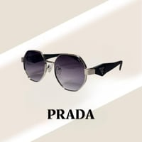 نظارة برادا باللون الفضي وذراع باللون الاسود