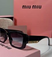 نظارة ميو ميو باللون الاسود وعدسة مستطيلة