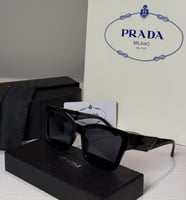 نظارة برادا بعدسة مربعه باللون الاسود وشعار مثلث ب...