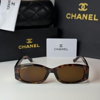 نظارة شانيل باللون التايقر وشعار ذهبي