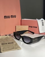 نظارة ميو mيو باللون الاسود وشعار فضي غامق