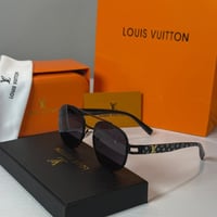 نظارة لويس فيتون باللون الاسود وذراع بنقش الماركة