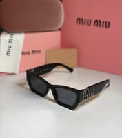 نظارة ميو ميو باللون الاسود وشعار باللون الفضي الغ...