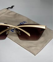 نظارة Pرادا بعدسة منحنية وذراع معدني - متوفره بلون...