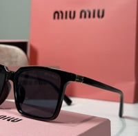 نظارة ميو ميو بعدسة مربعة باللون الاسود