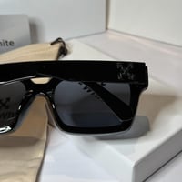 نظارة اوف وايت باللون الاسود