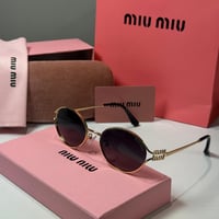 نظارة ميو ميو (Logo) باللون الذهبي وعدسة سوداء مدر...