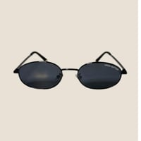 نظارة لويس فيتون بعدسة بيضاوية باللون الاسود