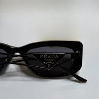 نظارة برادا باللون الاسود وذراع معدني باللون الاسو...