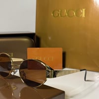 نظارة قوتشي باللون الذهبي وعدسة بيضاوية باللون الب...