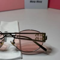 نظارة ميو ميو باللون الوردي الفاتح