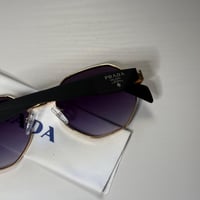 نظارة برادا باللون الذهبي وذراع باللون الاسود