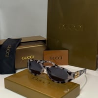 نظارة قوتشي باللون الاسود والرمادي وشعار ذهبي