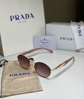 نظارة Pرادا بعدسة بيضاوية باللون الوردي