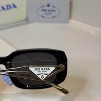 نظارة برادا بعدسة مستطيلة باللون الاسود وذراع بالل...