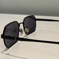 نظارة برادا بعدسة مستطيلة باللون الاسود