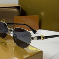 نظارة قوتشي باللون الفضي وذراع اسود بشعار GG ذهبي