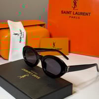 نظارة سان لوران بعدسة بيضاوية باللون الاسود وشعار...