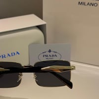 نظارة برادا بعدسة مربعة باللون الذهبي والاسود