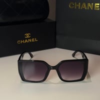 نظارة شانيل باللون الاسود بإطار مربع وذراع بلوقو ذ...