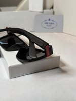 نظارة برادا باللون الاسود بشعار باللون الاحمر
