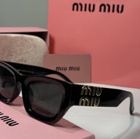 نظارة ميو ميو باللون الاسود وشعار باللون الذهبي