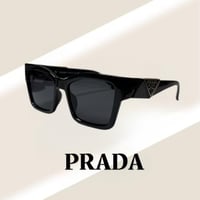نظارة برادا بعدسة مربعه باللون الاسود وشعار مثلث ب...