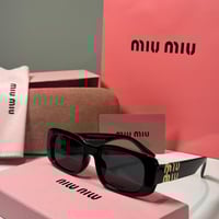 نظارة ميو ميو باللون الاسود وعدسة مستطيلة