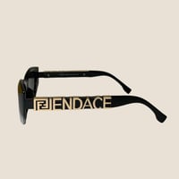 نظارة Fندي باللون الاسود وشعار بارز في الذراع