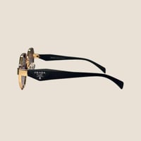 نظارة برادا باللون الذهبي وذراع باللون الاسود