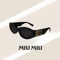 نظارة ميو ميو باللون الاسود وشعار باللون الذهبي