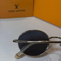 نظارة لويس فيتون بعدسة دائرية باللون الفضي