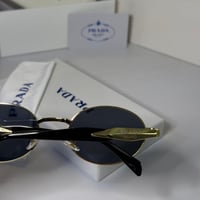 نظارة برادا باللون الاسود والذهبي