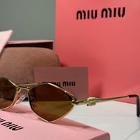 نظارة ميو ميو باللون الذهبي وعدسة سداسية باللون ال...