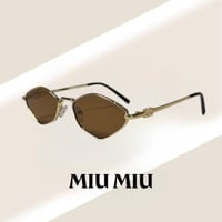 نظارة ميو ميو باللون الذهبي وعدسة سداسية باللون ال...