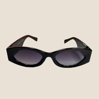 نظارة ميو mيو باللون الاسود وشعار فضي غامق