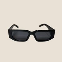 نظارة برادا باللون الاسود وشعار باللون الذهبي