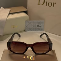 نظارة ديور باللون البني وذراع قماشي