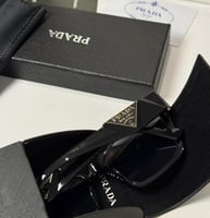 نظارة برادا بعدسة مربعه باللون الاسود وشعار مثلث ب...