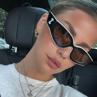 نظارة شانيل Cat Eye باللون الابيض والاسود وعدسة بن...