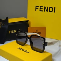 نظارة فندي بإطار مربع باللون الاسود وذراع باللون ا...