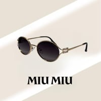 نظارة ميو ميو (Logo) باللون الذهبي وعدسة سوداء مدر...