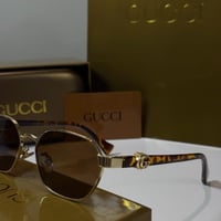 نظارة قوتشي باللون الذهبي وذراع تايقر بشعار GG