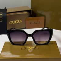 نظارة قوتشي باللون الاسود بعدسة مربعة كبيره