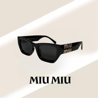 نظارة ميو ميو باللون الاسود وشعار باللون الذهبي