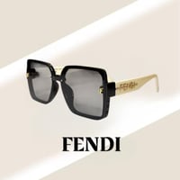 نظارة فندي بإطار مربع باللون الاسود وذراع باللون ا...