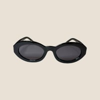 نظارة سان لوران بعدسة بيضاوية باللون الاسود وشعار...