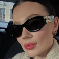 نظارة ميو ميو باللون الاسود وشعار باللون الذهبي